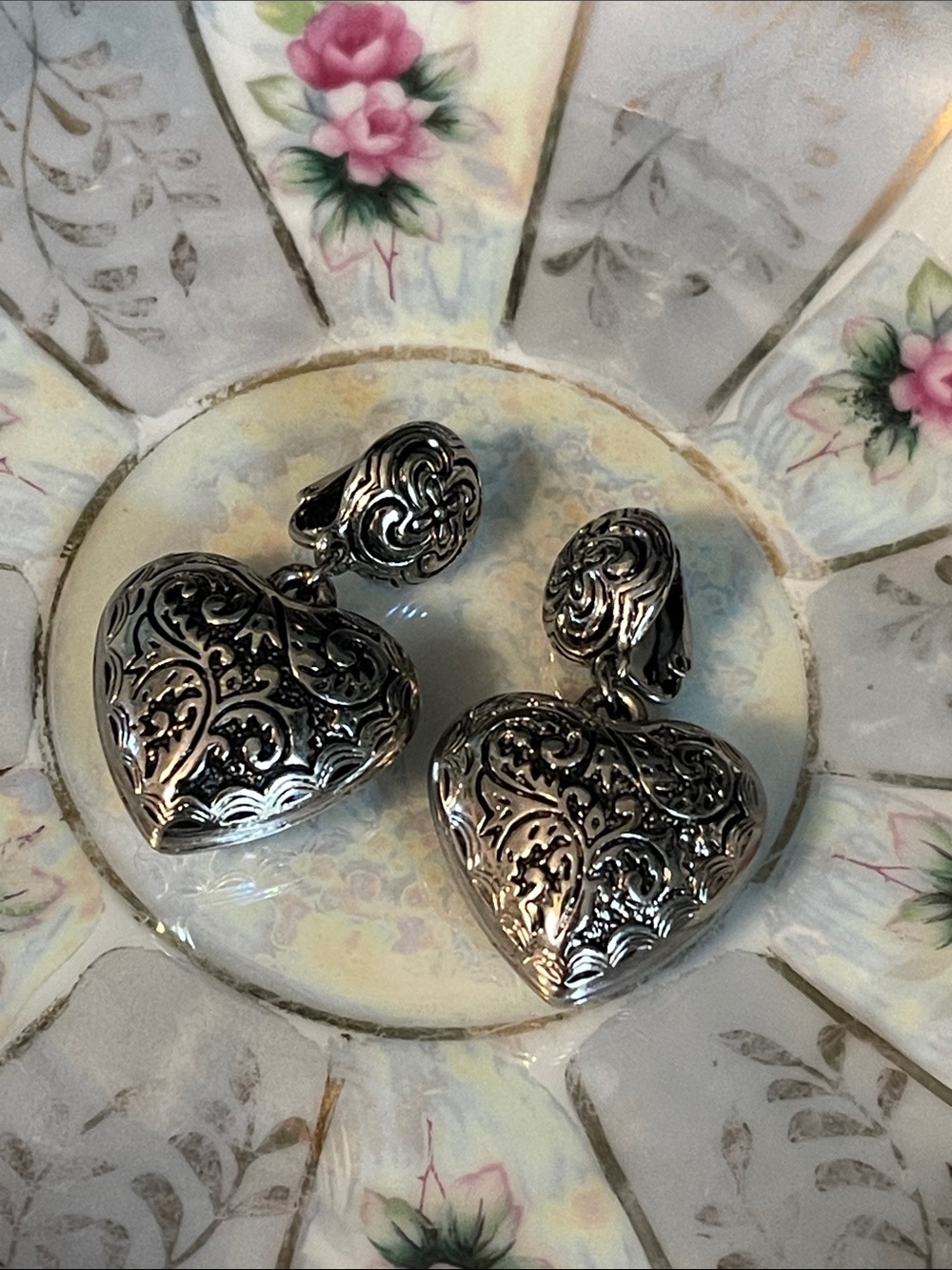1993 Avon “Etched Hearts” Ornate Silver-Tone Puffy Heart Dangle Clip-On Earrings